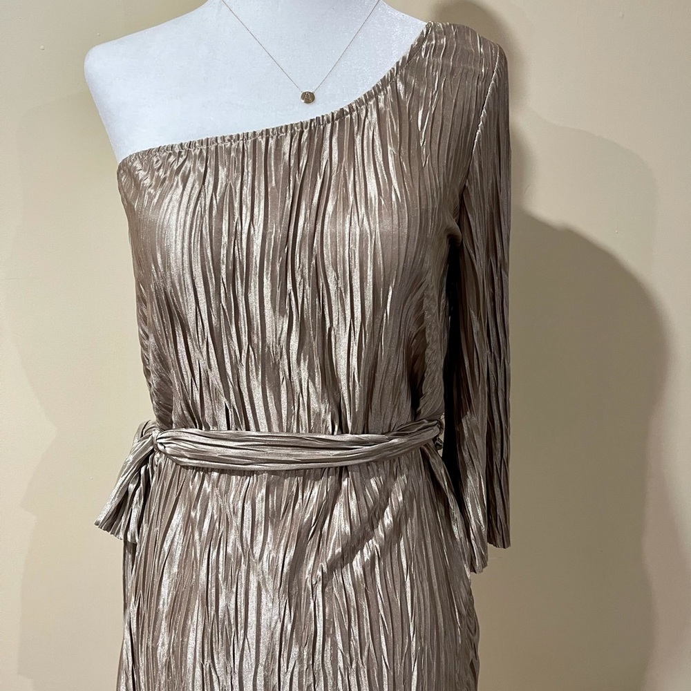 LIMITÉ Women gold top size Small